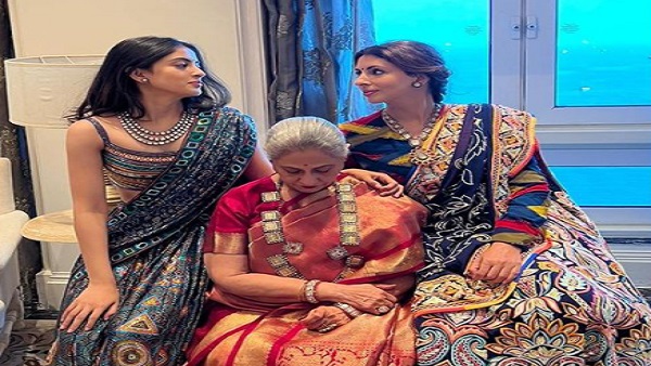 फोटो में किसी लेडीज ने नहीं देखा कैमरे की तरफ