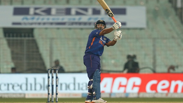 हैलिकाॅप्टर शाॅट खेलकर छक्का भी मारा