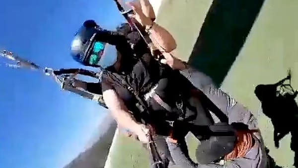 कुछ ही देर में हाथ छूटा