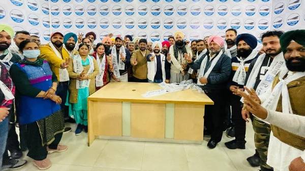 मोदी सरकार सिर्फ अमीरों की हितैषी- छाबड़ा मोदी सरकार सिर्फ अमीरों की हितैषी- छाबड़ा