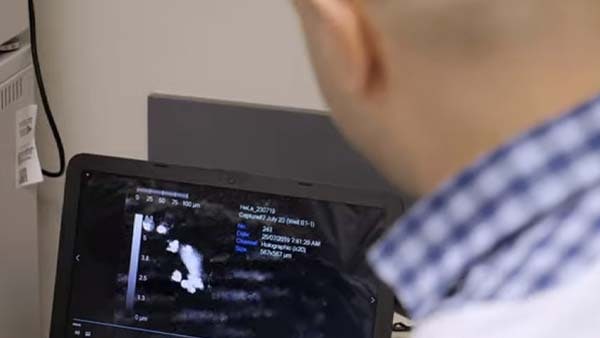 तैराक को बचाने की कोशिश