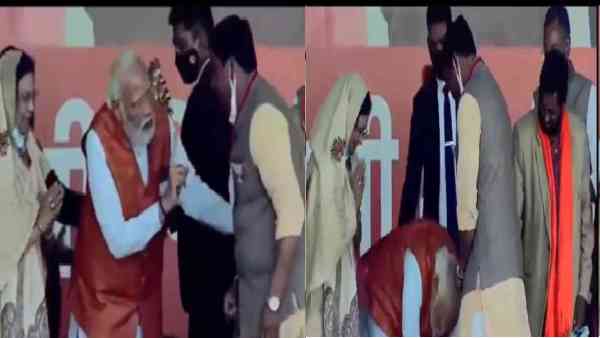 बीजेपी नेता ने पैर छूए तो पीएम मोदी ने उन्हें रोका