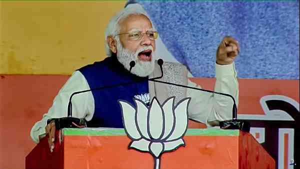 'वोटों के ठेकेदार मुस्लिम बहन-बेटियों को बरगला रहे हैं'