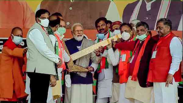 बिना नाम लिए पीएम मोदी का हिजाब विवाद पर बड़ा संदेश