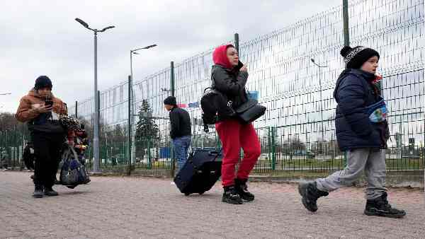 पोलैंड में शरणार्थी बनकर पहुंचे हैं