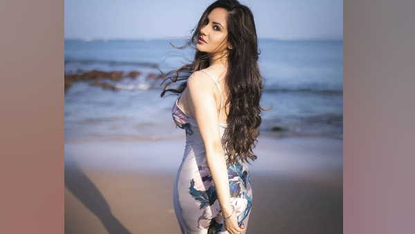 समंदर किनारे बिखेरी खूबसूरती