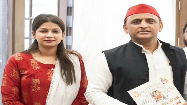 कौन हैं पूजा शुक्ला