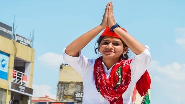 योगी आदित्यनाथ को दिखाया था काला झंडा