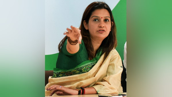 'उनका मजाक उड़ाना बंद कीजिए' 'उनका मजाक उड़ाना बंद कीजिए'