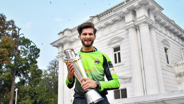 लाहौर कलंदर्स पर हुई पैसों की बारिश, मुल्तान सुल्तान्स को भी मिला इनाम