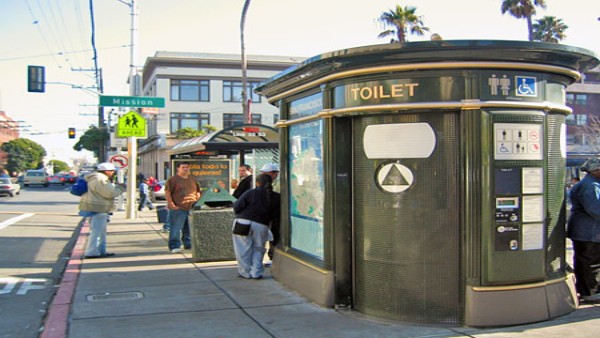 जॉनस्टन के घर के सामने बना सार्वजनिक टॉयलेट