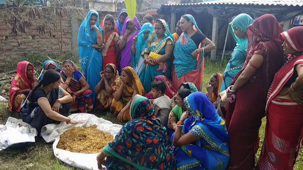 सब्जी बेचने वाली महिलाओं को बेचा