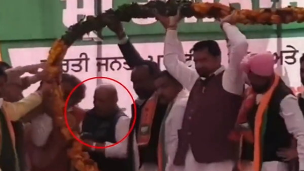 punjab election Defense Minister Rajnath Singh fell on the sofa refused to wear the garland punjab election Defense Minister Rajnath Singh fell on the sofa refused to wear the garland