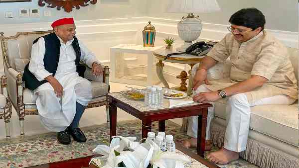 यूपी चुनाव से पहले मुलायम से मिले थे