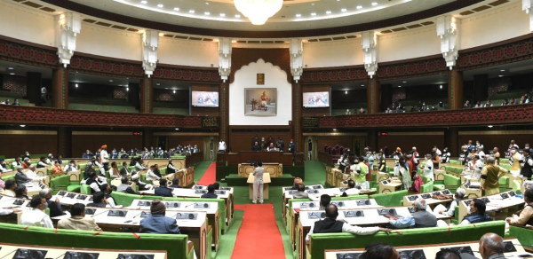 बीजेपी के विधायक भी राजे के पास खड़े थे। 