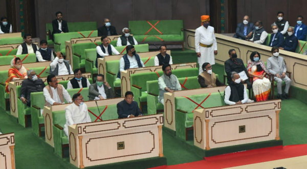 हाथों में सीबीआई मांग वाली ​तख्तियां 