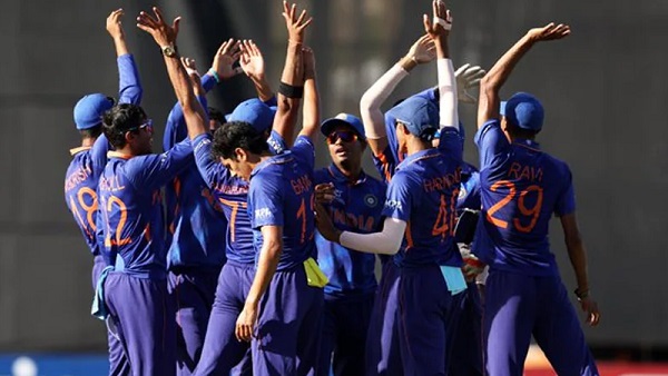 जेम्स रिऊ ने संभाली पारी