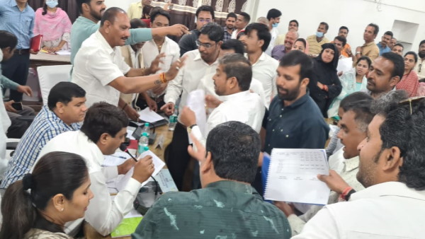 पंचोली और सूर्यप्रकाश के बीच भी हाथापाई हो गई