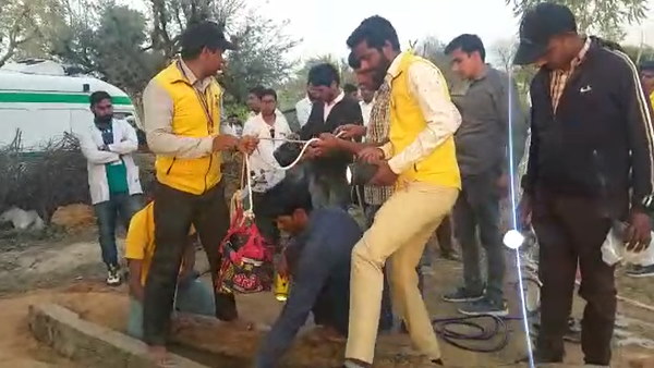 बोरवेल में गुड्डू लगातार रो रहा