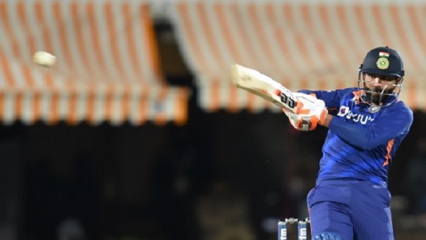 जडेजा ने की तूफानी बल्लेबाजी जडेजा ने की तूफानी बल्लेबाजी