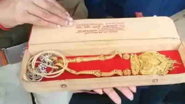 रीना को मिला 7 लाख के जेवरों से भरा बैग