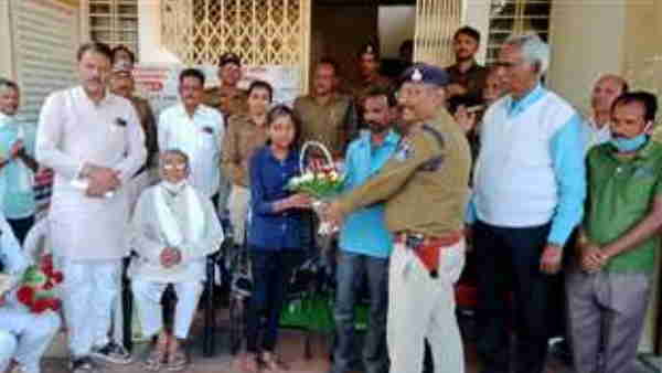  पुलिस के सामने मालिक वापस लौटाया