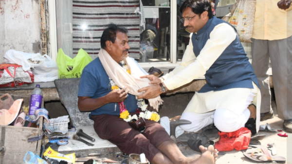 मोचियों को सम्मान देने के लिए किया ऐसा