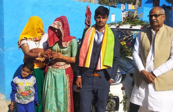 दूल्हा व दुल्हन कॉलेज स्टूडेंट