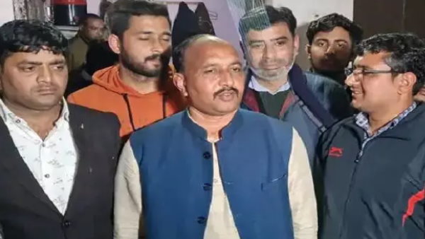 UP election 2022 BJP candidate harendra car attacked in Sambhal UP election 2022 BJP candidate harendra car attacked in Sambhal