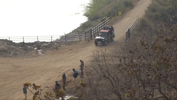 अंत में नदी की तरफ चला गया कछुआ