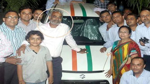 लॉयल एम्पलॉयी को देते हैं खास तोहफा