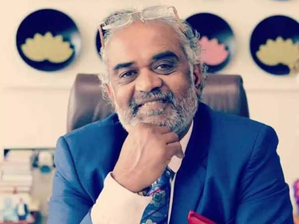 सवजीभाई 50 करोड़ रुपये का हेलीकॉप्टर दिया गया