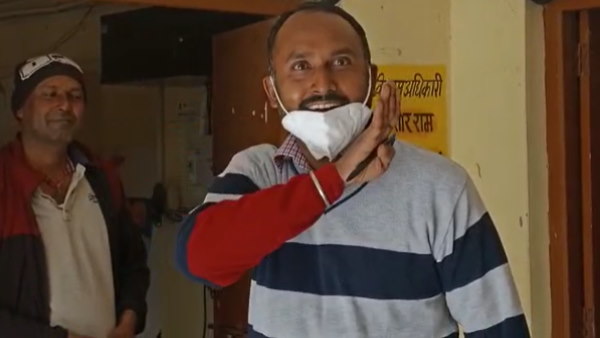 एसडीएम पर पुष्पा की खुमारी एसडीएम पर पुष्पा की खुमारी