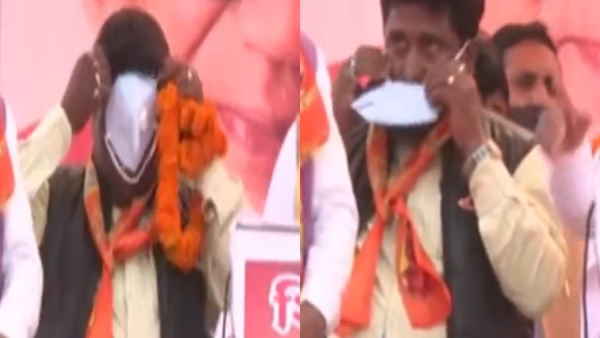 स्‍टेज पर खड़े होकर मास्‍क पहनने की कोशिश करता रहा शिवसेना नेता 