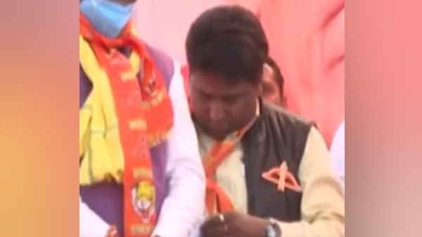  यूजर्स फनी मीम्स बनाते हुए ले रहे मजे 