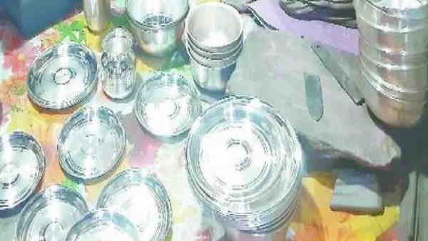 चांदी के बर्तनों का होता है काम चांदी के बर्तनों का होता है काम