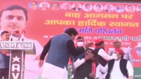 सपा प्रत्याशी के समर्थन में सभा को संबोधित करने पहुंचे थे अखिलेश