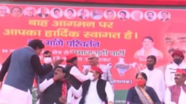 मंच पर बैठे सपा जिलाध्यक्ष को दिखाया थप्पड़, हंस पड़े अखिलेश