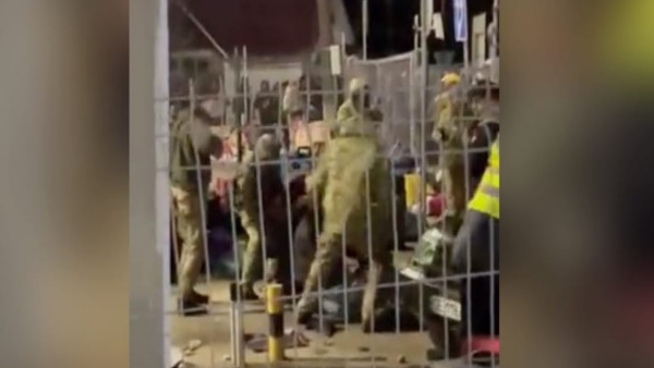 Ukraine police beat up indian students with sticks and misbehaved with girls at Romania border Ukraine police beat up indian students with sticks and misbehaved with girls at Romania border