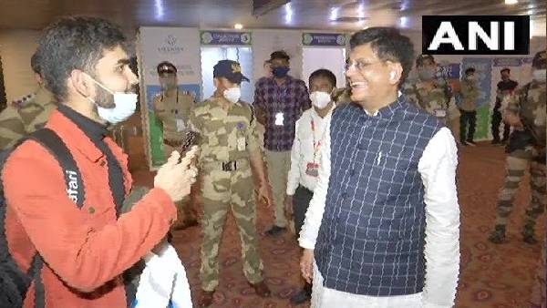 केंद्रीय मंत्री के साथ सेल्फी 