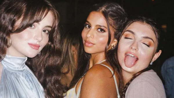 गर्लगैंग के साथ शेयर की फोटो