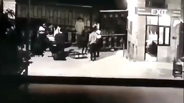 गर्लफ्रेंड को सूटकेस के अंदर किया बंद