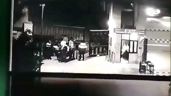 सूटकेस खोला तो उसमें से निकली लड़की 