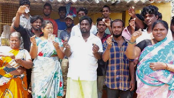 वोटरों को बांटे नकली सोने के सिक्के