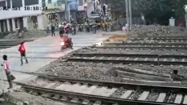 क्रॉसिंग बंद होने के बावजूद शख्स ने की जल्दबाजी क्रॉसिंग बंद होने के बावजूद शख्स ने की जल्दबाजी