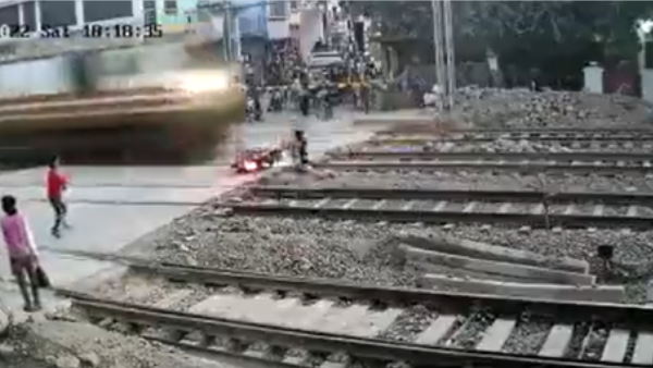 बाइक को रौंदती हुई आगे निकल गई ट्रेन बाइक को रौंदती हुई आगे निकल गई ट्रेन