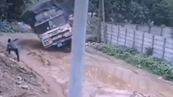 माल और ड्राइवर को जमीन पर पटका माल और ड्राइवर को जमीन पर पटका