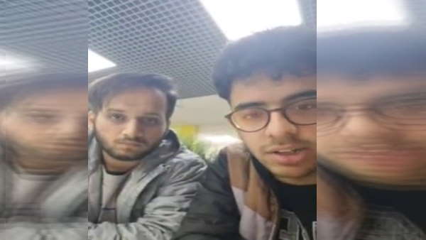 मदद का इंतज़ार कर रहे हैं छात्र