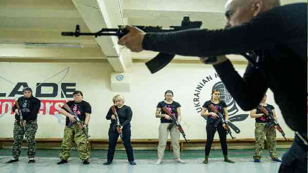 महिलाएं भी ले रही हैं हथियार चलाने की ट्रेनिंग महिलाएं भी ले रही हैं हथियार चलाने की ट्रेनिंग