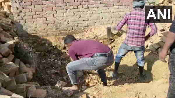 खाली पड़े प्लाट में दफन मिला शव